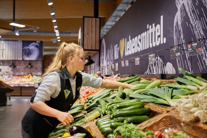 EDEKA verzichtet bei allen Gurken auf Plastik - auch bei Tomaten weitere Einsparungen

Durch Verzicht auf Folie bei Gurken werden über 90 Tonnen Plastik pro Jahr eingespart. Auch bei Tomaten setzt EDEKA auf plastikfreie Alternativen. Die Verpackungsstrategie basiert auf den drei Säulen Reduktion, Mehrweg und Recycling. Weiterer Text über ots und www.presseportal.de/nr/51907 / Die Verwendung dieses Bildes ist für redaktionelle Zwecke honorarfrei. Veröffentlichung bitte unter Quellenangabe: "obs/EDEKA ZENTRALE AG & Co. KG/EDEKA / Christian Schmid"