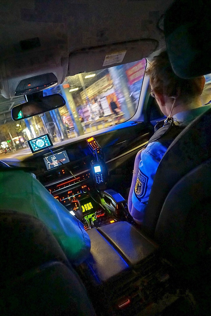 BPOL NRW: Bundespolizei zieht mutmaßlich berauschten Fahrer ohne Führerschein aus dem Verkehr - in seinem Besitz 3 total gefälschte Ausweise und gestohlene Kennzeichen