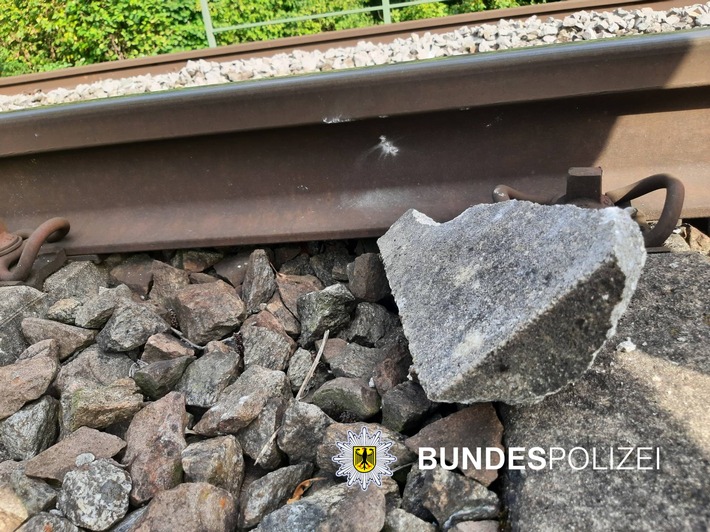 BPOLI-WEIL: Betonplatte auf Schienen gelegt - Bundespolizei ermittelt