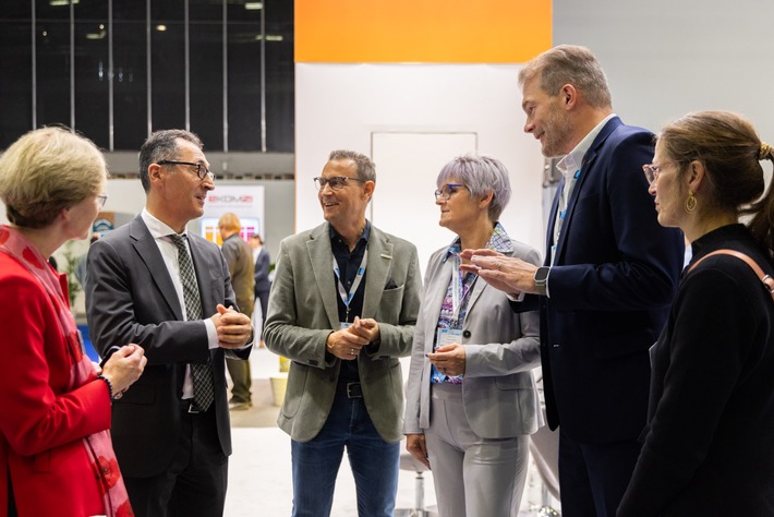 Starke VITAKO Präsenz bei Smart Country Convention: Besuch von BM Cem Özdemir am Stand, erfolgreiche Partnerschaften, Veranstaltungen &amp; innovative Impulse für Digitalisierung im öffentlichen Sektor