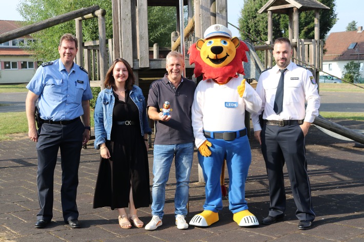 POL-ESW: "Leon-Kinderkommissar" besucht Schulanfänger in Hessisch Lichtenau; Stadt Hessisch Lichtenau gewinnt neue Hilfeinseln dazu