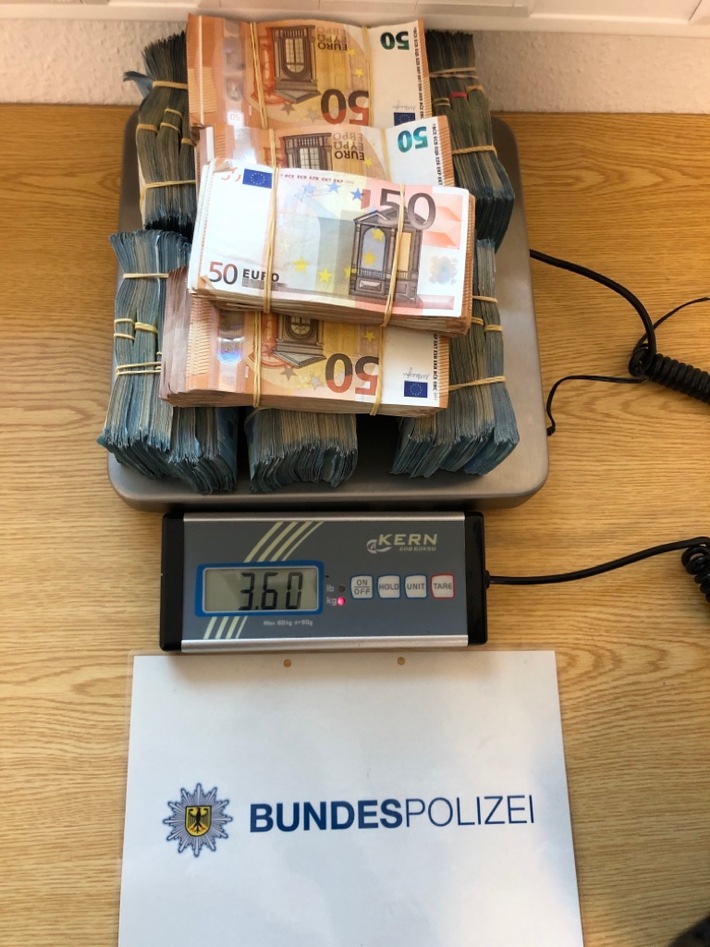 BPOL NRW: Fahndungserfolg der Bundespolizei am Bahnhof Emmerich-Elten; 39-jähriger Chinese hatte 99.930 EUR im Rucksack dabei