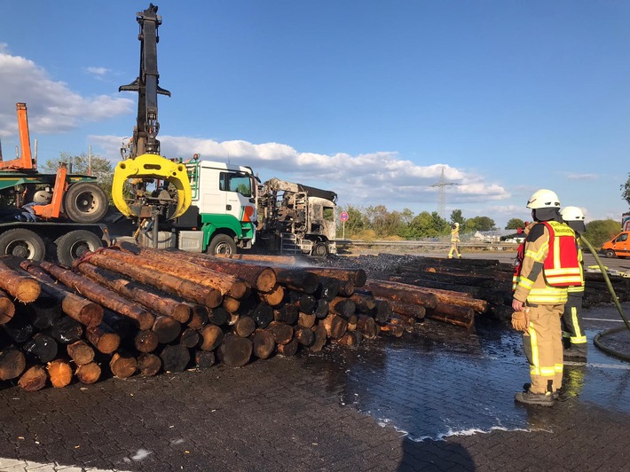 FW VG Asbach: Brennender Holztransporter auf dem Rastplatz Fernthal