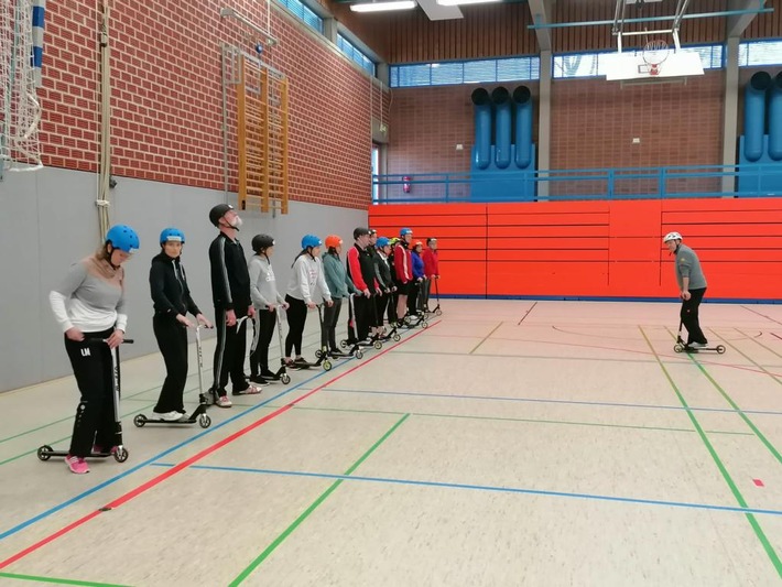 POL-EL: Meppen - Innovative Unfallprävention - 1. Tretrollerfortbildung "Roller Fit" für Grundschullehrkräfte durchgeführt (Fotos)