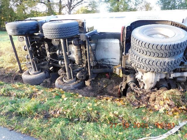 POL-HK: Soltau: Versuch der Kontrolle zu entziehen; Wietzendorf: Sattelzug kippt auf Seite (FOTO)