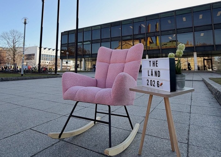 Baden-Württemberg wählt – Radio Regenbogen interviewt alle Spitzenkandidaten im „rosa Schaukelstuhl“