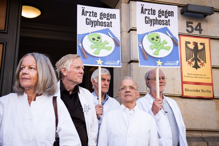 Ärzte-Protest gegen Glyphosat vor dem Landwirtschaftministerium / Ärzteverbände fordern Agrarminister Schmidt auf, bei Glyphosat-Abstimmung mit Nein zu stimmen