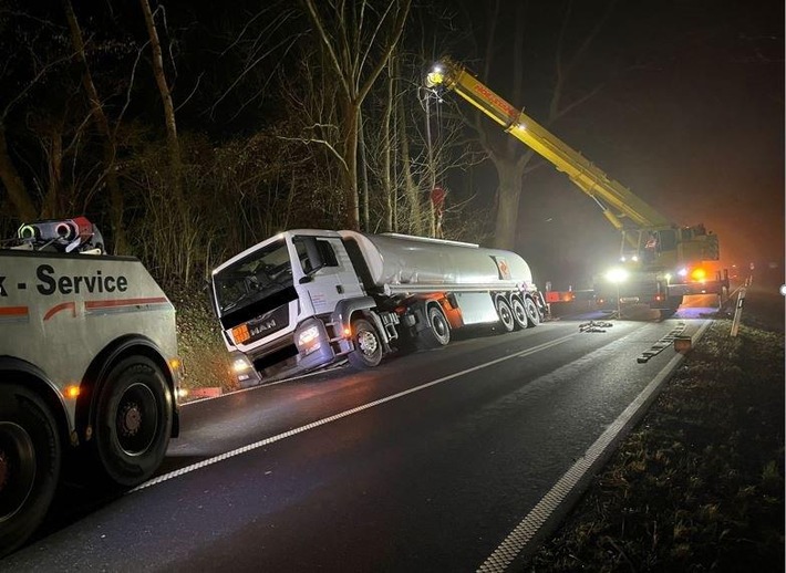 POL-OF: Tanklastzug mit 30.000 Litern Diesel rutscht in Straßengraben