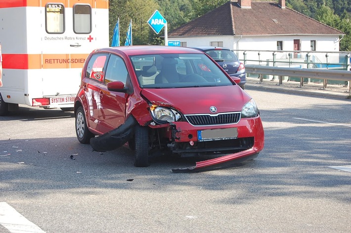 POL-PDKL: 10.000 Euro Schaden beim Verkehrsunfall