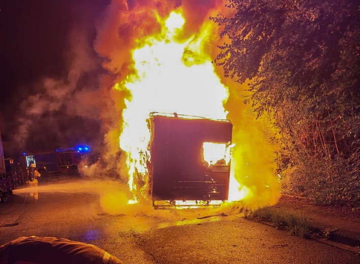 FW Menden: PKW und Wohnmobil brennen in Lendringsen