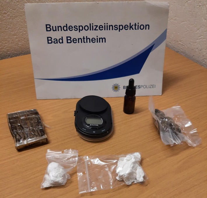 BPOL-BadBentheim: Autofahrer verliert Kokaintütchen bei Polizeikontrolle