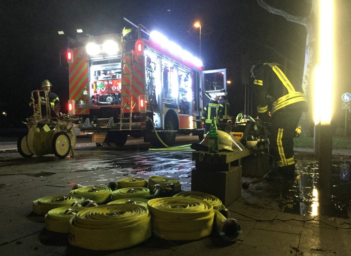 FW-BN: Feuerwehr löschte Maschinenbrand in Produktionshalle