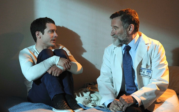 Psycho-Doc statt Psycho-Dog: OSCAR®-Preisträger Robin Williams therapiert Elijah Wood / Start der zweiten Staffel &quot;Wilfred&quot; am 29. Juli auf ProSieben (BILD)