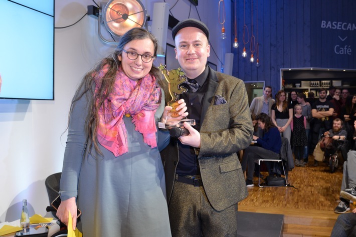 Den Goldenen Blogger als Bloggerin des Jahres erhielt im vergangenen Jahr Marie Sophie Hingst für ihr Blog "Read on my dear". Überreicht wurde der Preis von Award-Mitgründer Daniel Fiene. Weiterer Text über ots und www.presseportal.de/nr/129069 / Die Verwendung dieses Bildes ist für redaktionelle Zwecke honorarfrei. Veröffentlichung bitte unter Quellenangabe: "obs/Die Goldenen Blogger/HENRIK ANDREE"