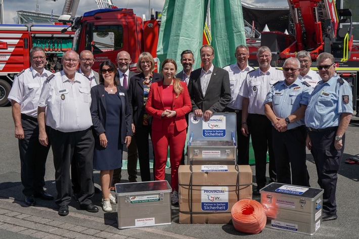 Schnelle Hilfe nach Unwetterschäden und Bränden: Provinzial und Landesfeuerwehrverbände starten Notdachprojekt