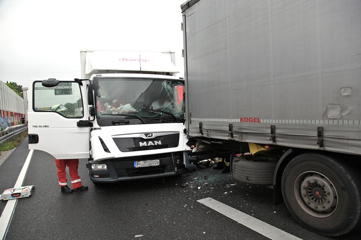 FW-E: Verkehrsunfall mit zwei beteiligten Lastkraftwagen, eine Person verletzt