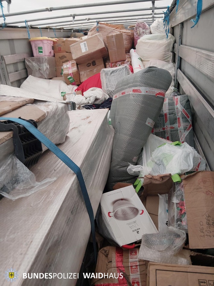 Bundespolizeidirektion München: Fahndungserfolg nach nur 18 Stunden - Bundespolizei, Bayerische Polizei, Zoll und Staatsanwaltschaft nehmen mutmaßlichen Schleuser in Waidhaus fest