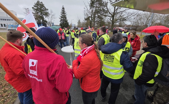 IGBCE und Betriebsrat mobilisieren gegen Werksschließung bei Playmobil in Dietenhofen