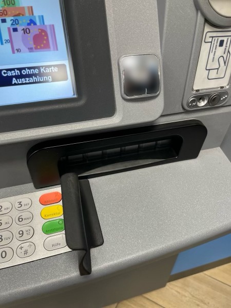 POL-WES: Kamp-Lintfort/ Dinslaken - Unbekannte manipulieren Geldautomaten