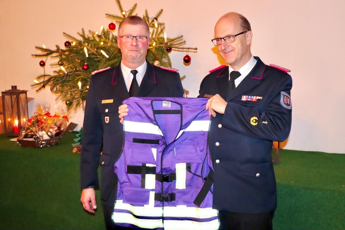 FW-SE: PSNV-E-Team der Feuerwehr erhält neue Kennzeichnungswesten