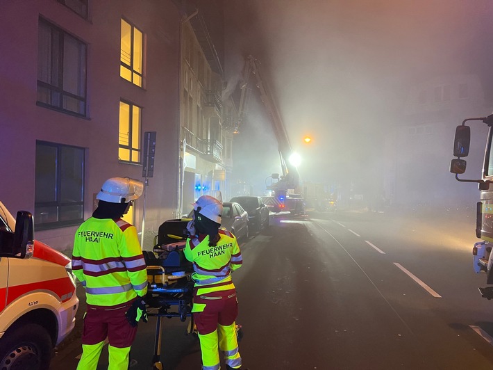 FW-HAAN: Wohnung brennt an der Bahnhofstraße aus - eine Verletzte