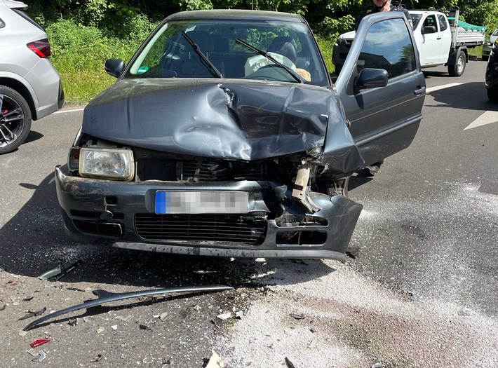 POL-RBK: Wermelskirchen - Eine Verletzte bei Auffahrunfall mit vier Fahrzeugen