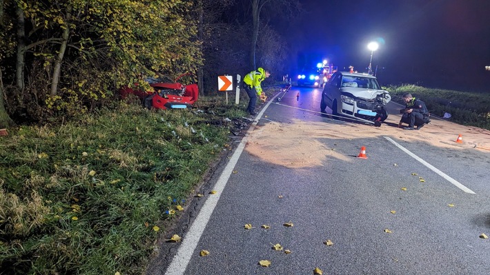 POL-VER: +Zwei Verletzte bei Unfall im Gegenverkehr - Folgeunfall im Rückstau+
