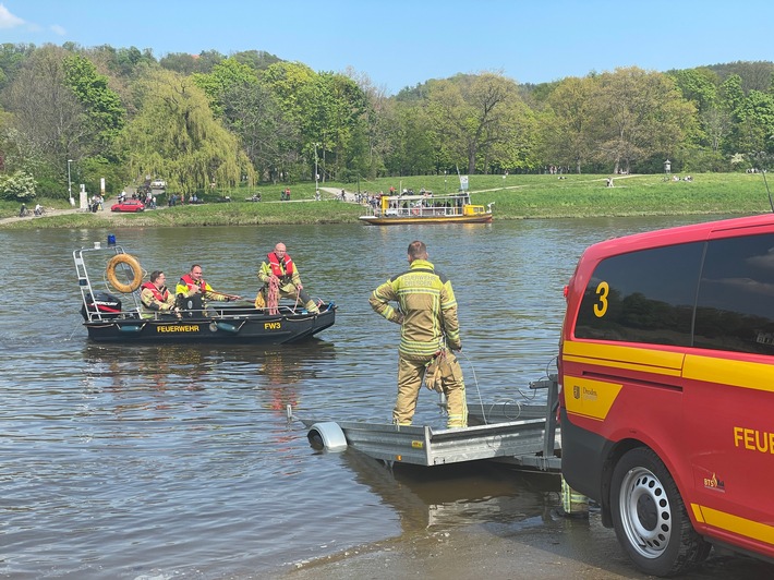 FW Dresden: Rettungseinsatz auf der Elbe