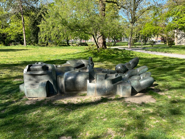 POL-DU: Dellviertel: Bronzeskulptur vom Lehmbruck Museum gestohlen - Kripo sucht Zeugen