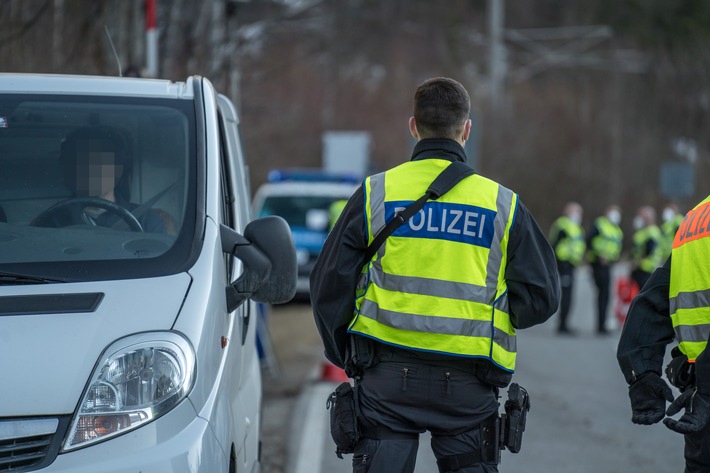 Bundespolizeidirektion München: 13 Migranten auf Ladefläche/ Bundespolizei bringt Schleuser in Haft