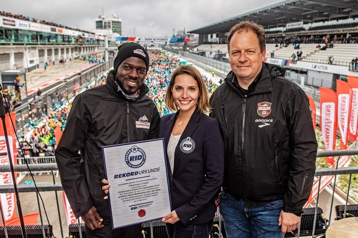 Weltrekord beim diesjährigen Fisherman's Friend StrongmanRun: Die Kultmarke setzt am Nürburgring auf mentale und physische Stärke / Breathe. Focus. Weltrekord! Kultmarke stellt Weltrekord beim Fisherman's Friend StrongmanRun auf. Personen von links nach rechts: Hans Sarpei, Eva Ricarda (Rekordrichterin vom Rekord-Institut für Deutschland) und Michael Geiseler (Regional Business Manager DACH Fisherman's Friend). Weiterer Text über ots und www.presseportal.de/nr/107217 / Die Verwendung dieses Bildes ist für redaktionelle Zwecke honorarfrei. Veröffentlichung bitte unter Quellenangabe: "obs/CFP Brands Süßwarenhandels GmbH & Co. KG/Fisherman's Friend"