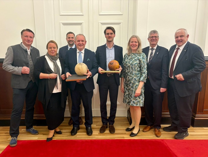 SDW-Ehrenpreis "Goldene Tanne": Eckart von Hirschhausen und Carsten Wilke sind Preisträger des Jahres 2026