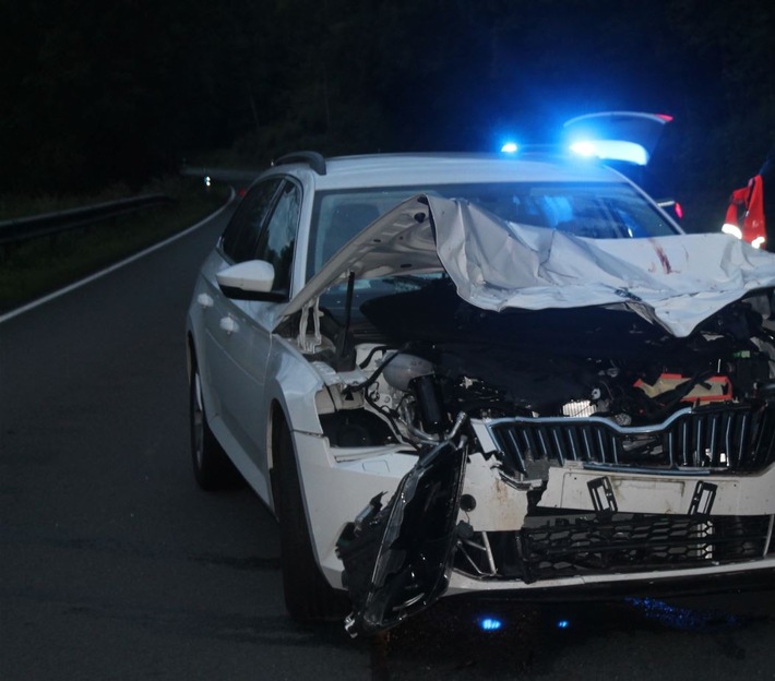 POL-SI: Zusammenstoß mit Hirsch - Autofahrer verletzt
