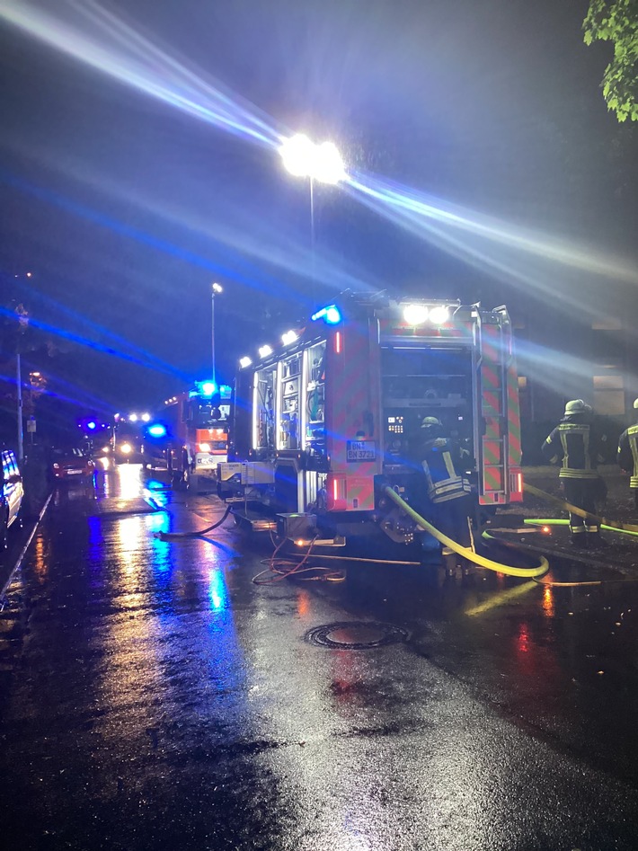 FW-BN: Fahrzeugbrand in Tiefgarage - insgesamt 44 Personen müssen zeitweise ihre Wohnungen verlassen