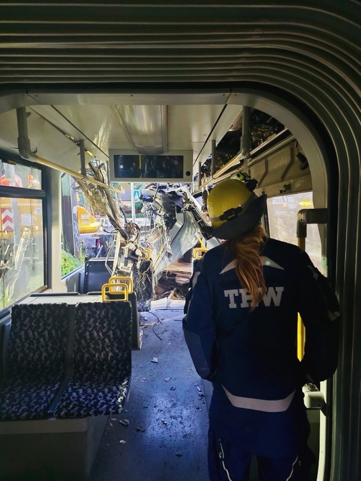 THW LVBEBBST: Rund 50 THW-Kräfte beim Straßenbahnunfall in Berlin-Lichtenberg im Einsatz