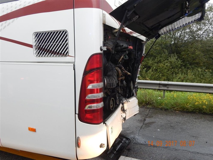 POL-VDKO: Verkehrsunfall unter Beteiligung Reisebus