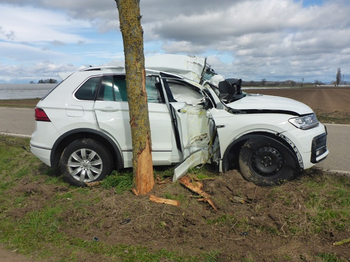 POL-FR: Bad Krozingen - Fahrer eines Pkw mit Anhänger auf der K 4935 schwer verletzt