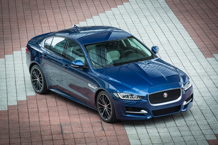 Jaguar präsentiert den neuen XE auf dem Burgplatz in Leipzig (FOTO)