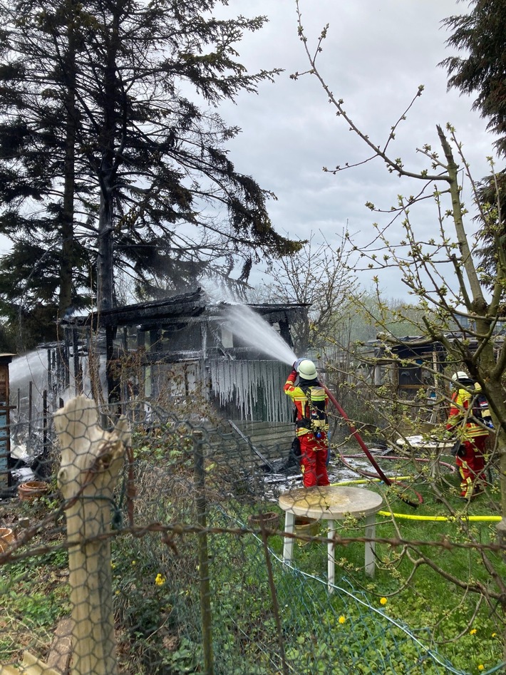 FW Minden: Brand einer Gartenlaube