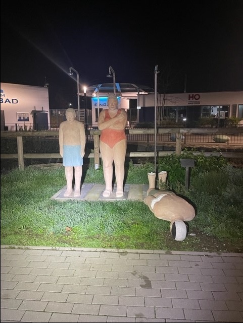 POL-MA: Sinsheim/ Rhein-Neckar-Kreis: Kunstfigur "Duscher" beschädigt - Zeugen gesucht!