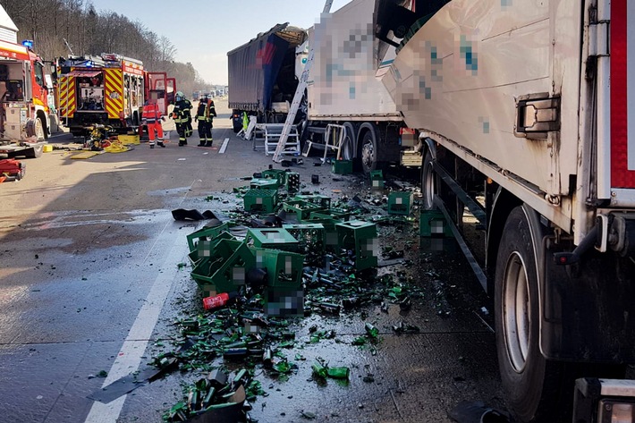 POL-GI: Rabiater Ladendieb+++ Auseinandersetzung in der Friedensstraße+++Schwere Verkehrsunfälle auf der A 5+++Auto rutscht auf Seite gegen Hauswand