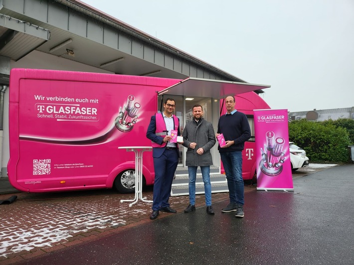 Bürgermeister Timo Greuel besucht das Glasfaser-Infomobil der Telekom in Langenselbold