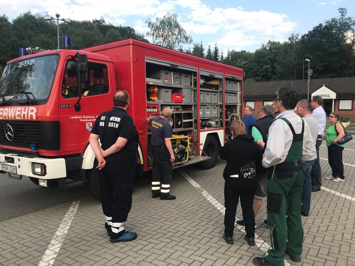 POL-ROW: "Lebensretter im Einsatz" - Feuerwehr stellt sich beim Fernfahrerstammtisch vor