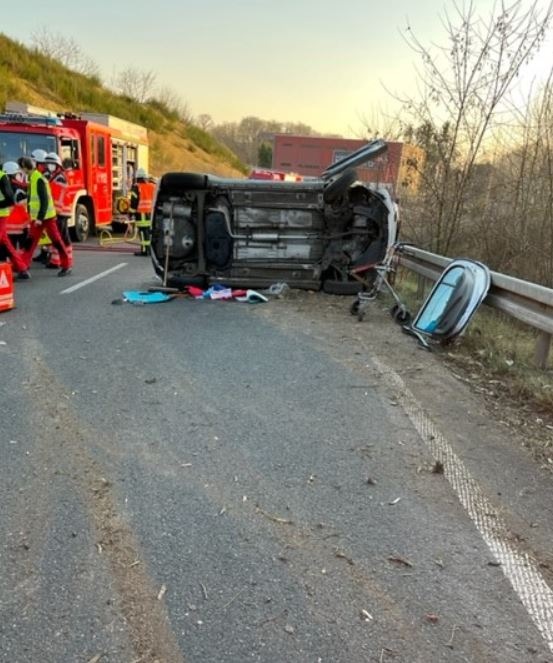 POL-AC: Verkehrsunfall mit zwei Verletzten - Auffahrunfall mit umgekipptem Kleinwagen