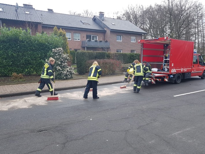 FW-Schermbeck: Ölspur auf der Erler Straße