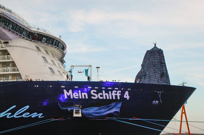 Über dem Hafen von Kiel: Franziska van Almsick tauft Mein Schiff 4 / Große Taufparty am Ostseekai