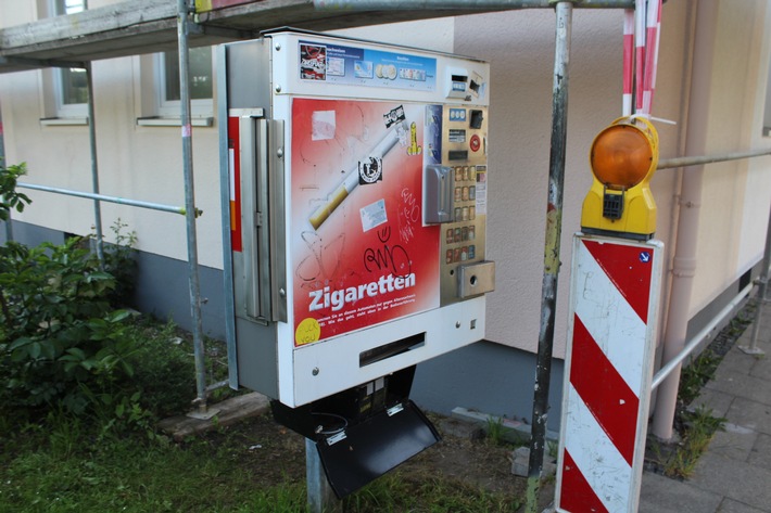 POL-UN: Unbekannte brechen Zigarettenautomaten auf