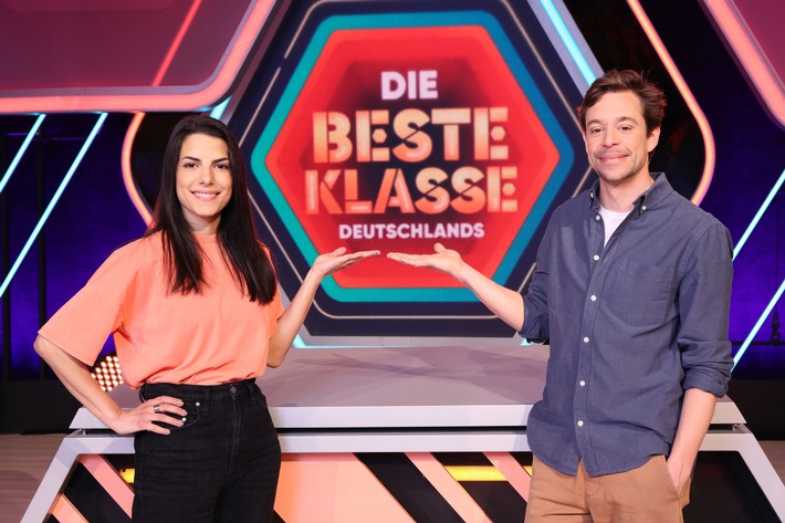 &quot;Die beste Klasse Deutschlands&quot;: Wer gewinnt das Superfinale der KiKA-Frühjahrsstaffel? / Clarissa Corrêa da Silva und Tobias Krell präsentieren die Finalshow am 27. Mai im Ersten