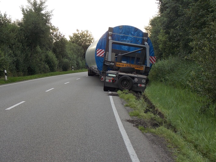 POL-CUX: Doppelter Reifenplatzer sorgt für Vollsperrung der B 437 zwischen Wesertunnel und Stotel