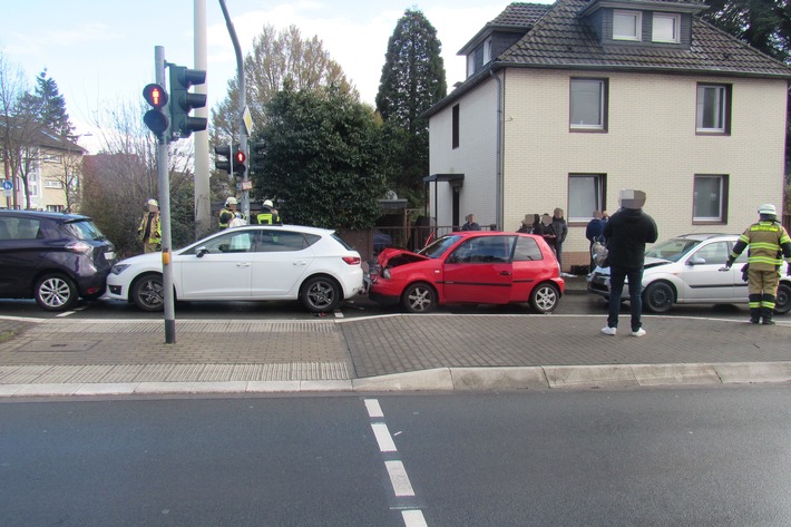 POL-ME: Fünf Leichtverletzte nach Auffahrunfall - Haan - 2303109